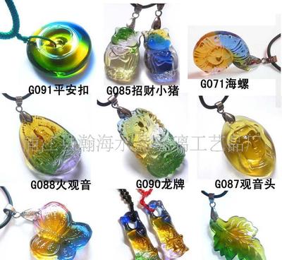 掌间流光 精美琉璃小挂件与吊坠的艺术之美